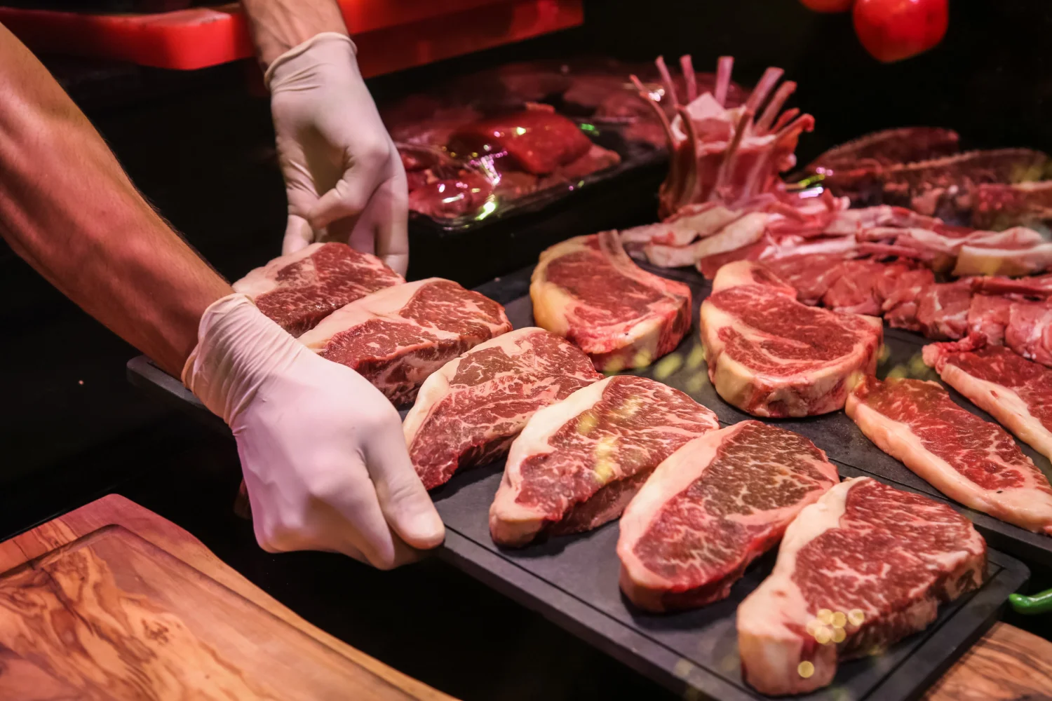 Manos con carta de carnes